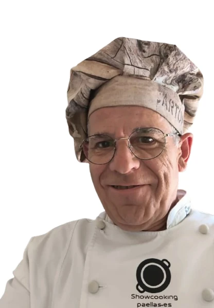 Enric, maestro paellero de Showcooking Paellas, con chaquetilla y gorro de cocinero