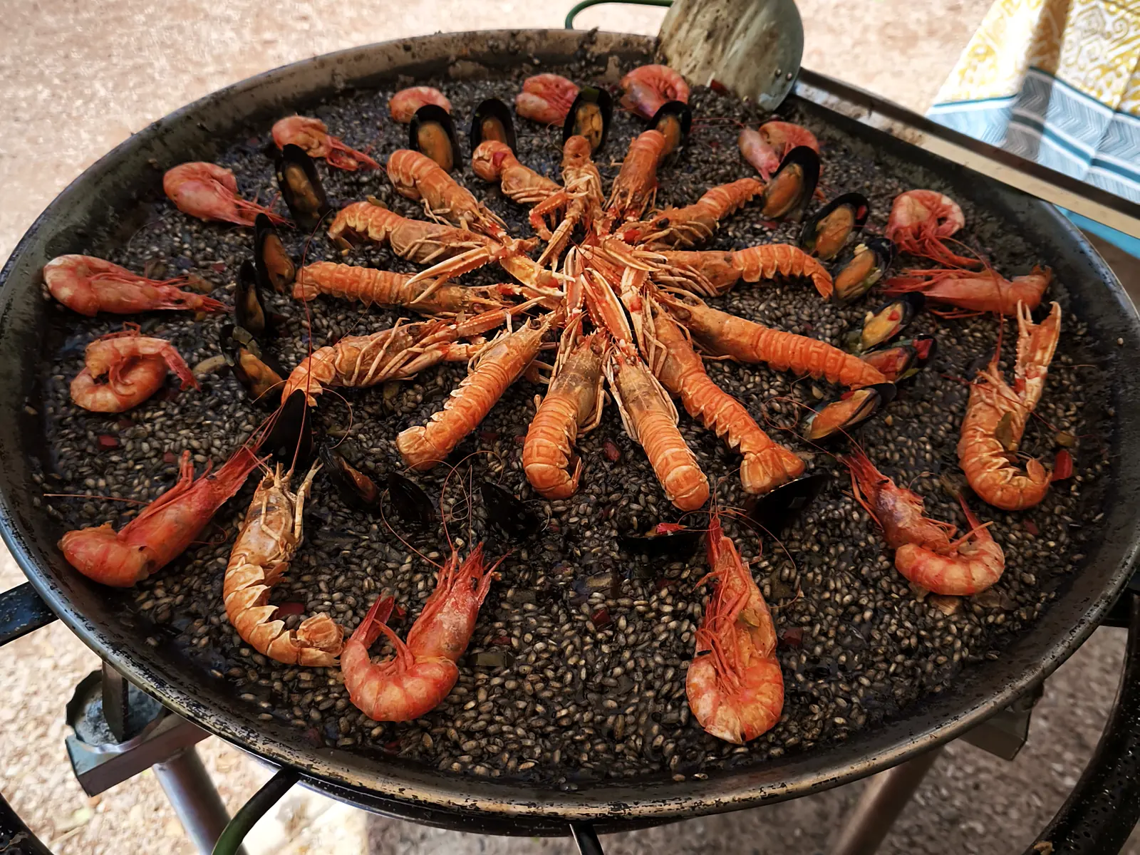 Arroz negro con gambas y cigalas en un evento en la provincia de Zaragoza