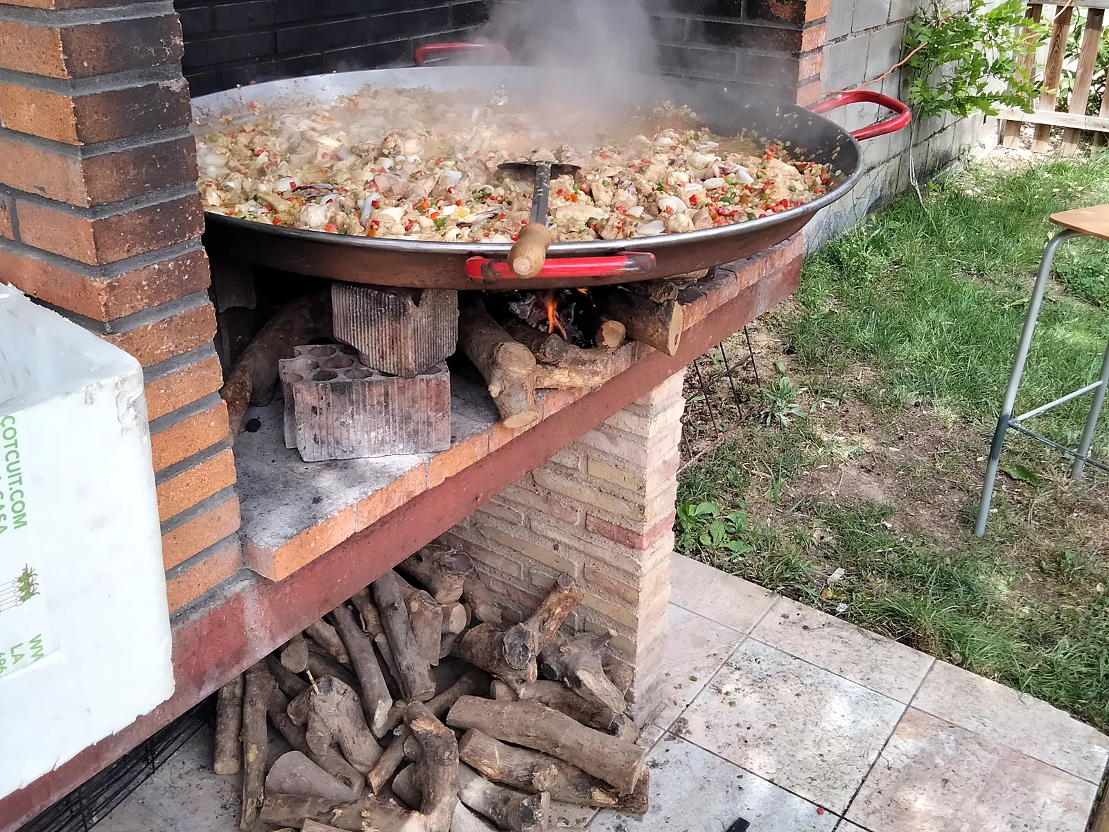 Paella cocinándose a la leña en una parrilla de obra en la provincia de Zaragoza
