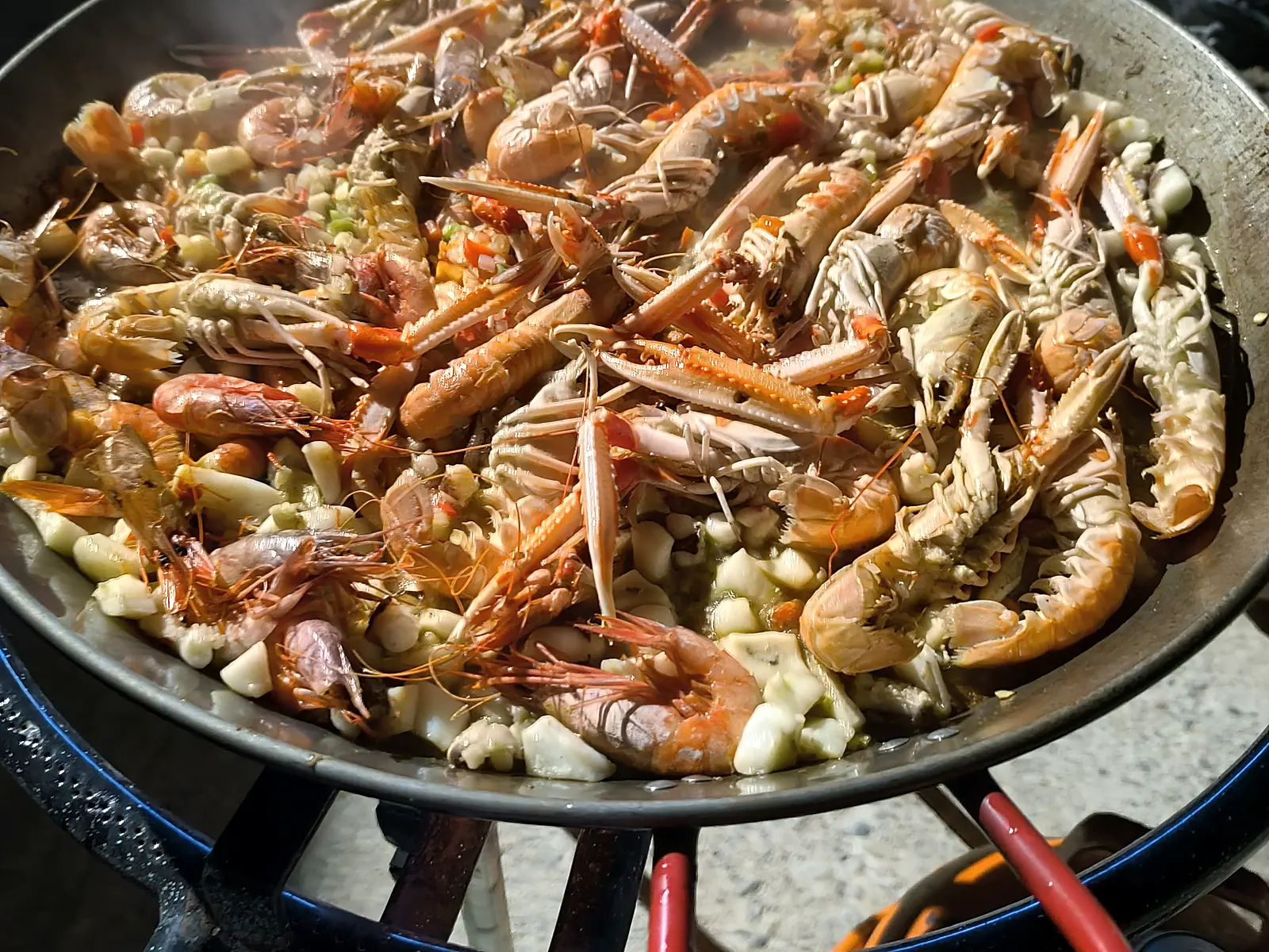 Paella de marisco con cigalas en Chalamera (Huesca), sede de Showcooking Paellas