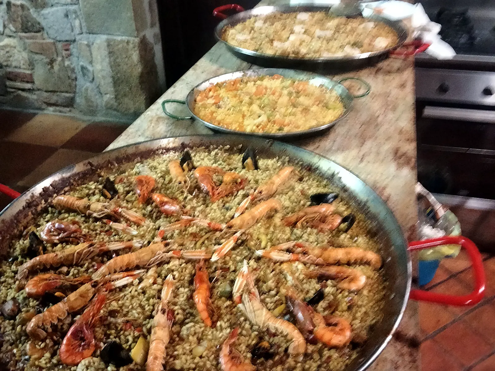 Paella de marisco con cigalas en un evento en la provincia de Girona