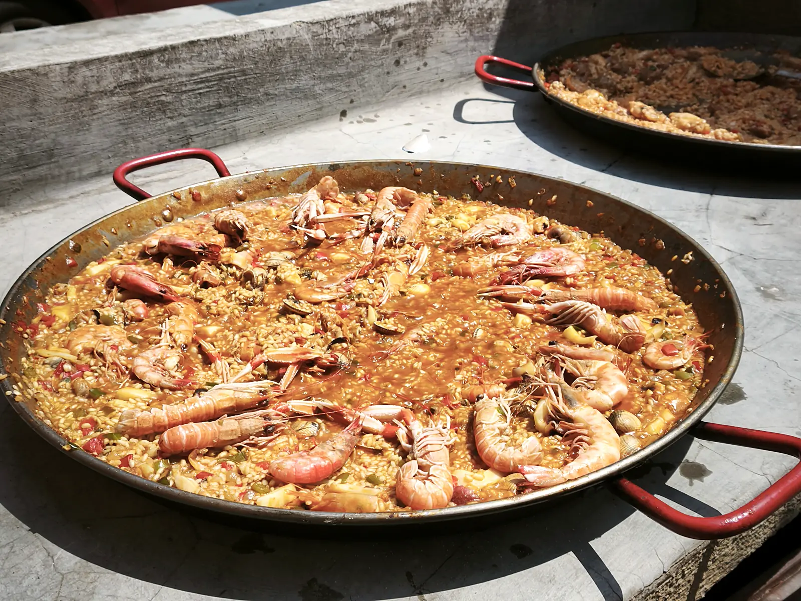Paella de marisco con cigalas y gambas en un evento en Reus (Tarragona)