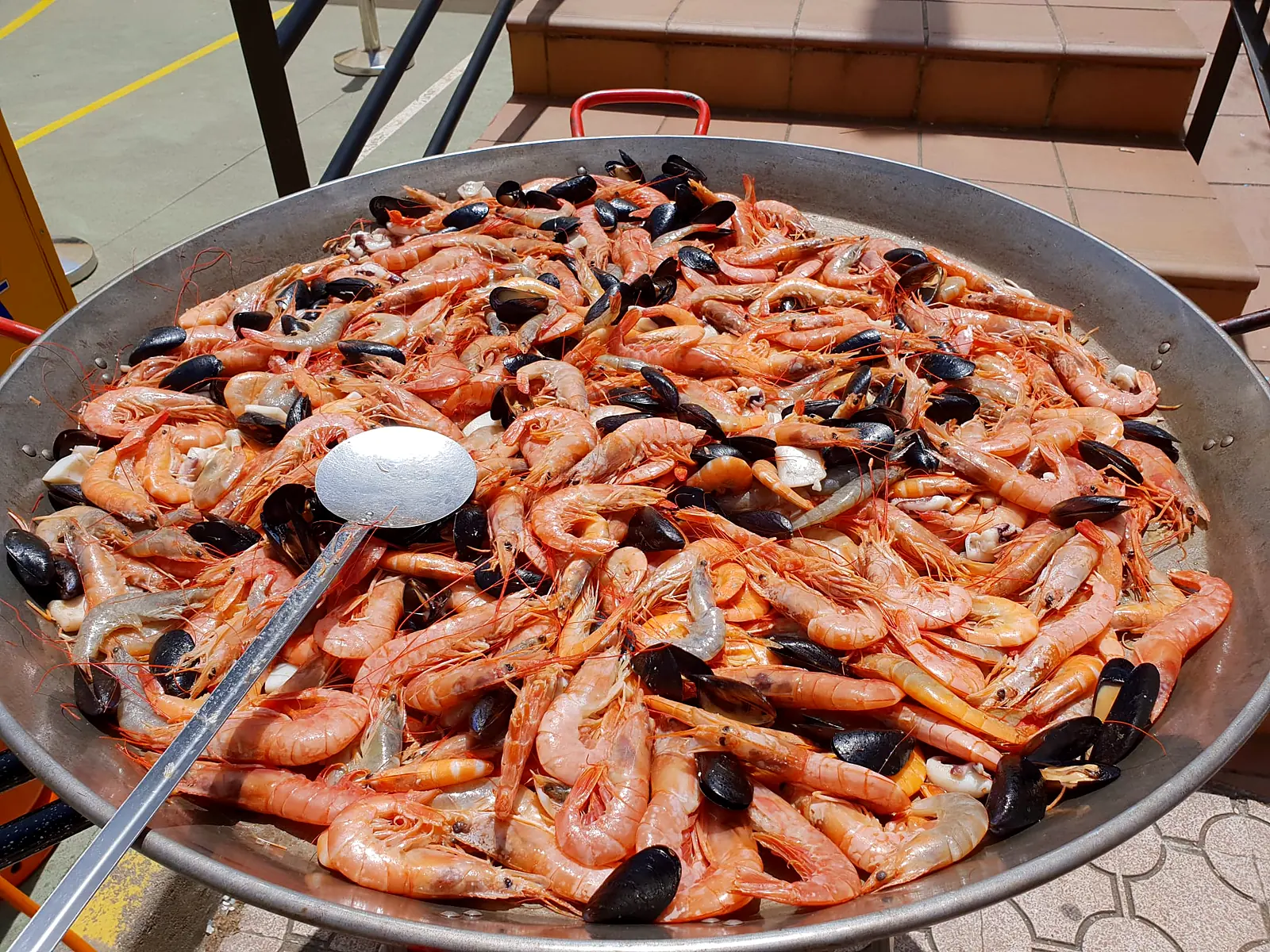 Paella de marisco con gambas y mejillones