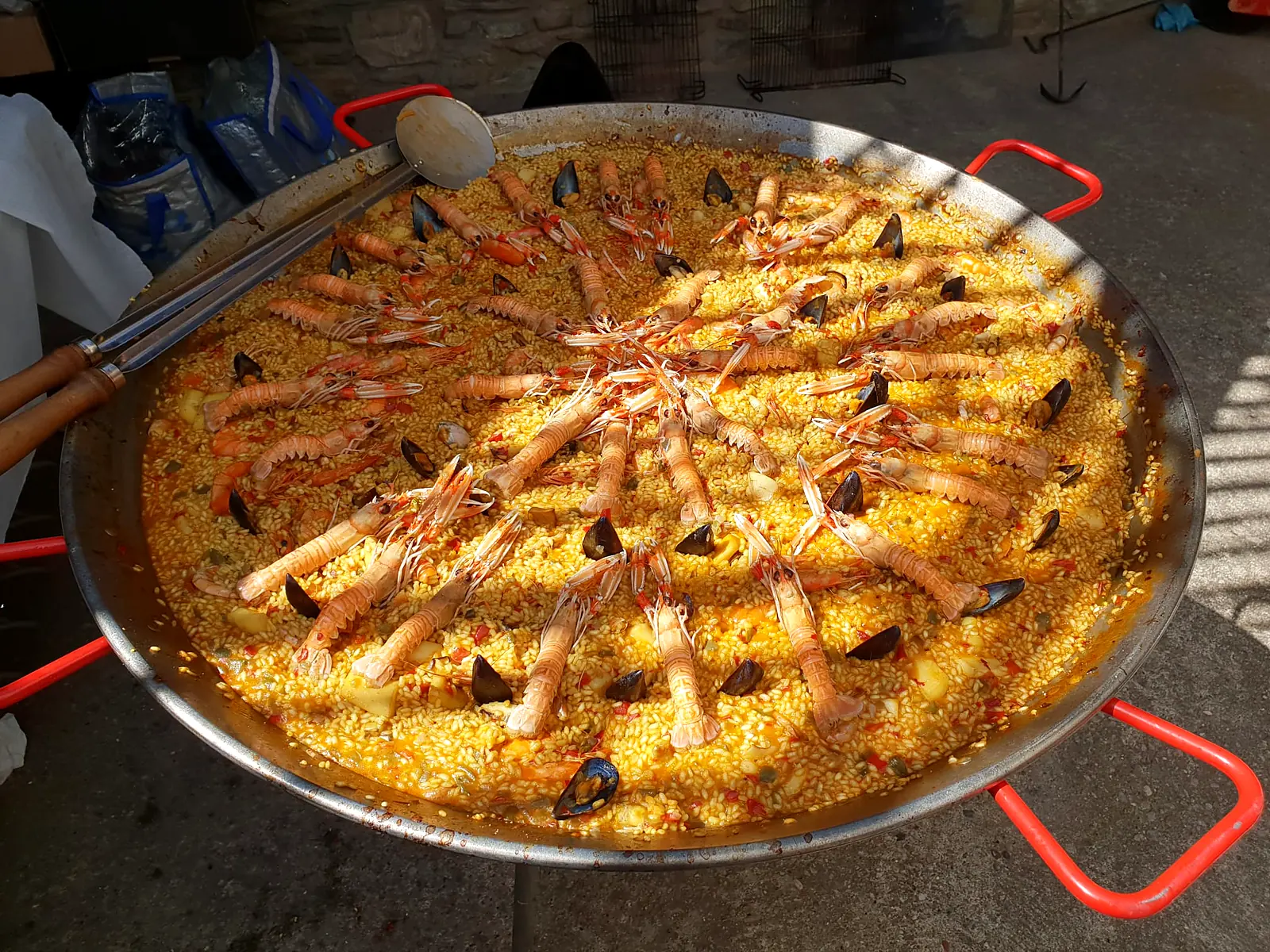 Paella de marisco con gambas recién terminada