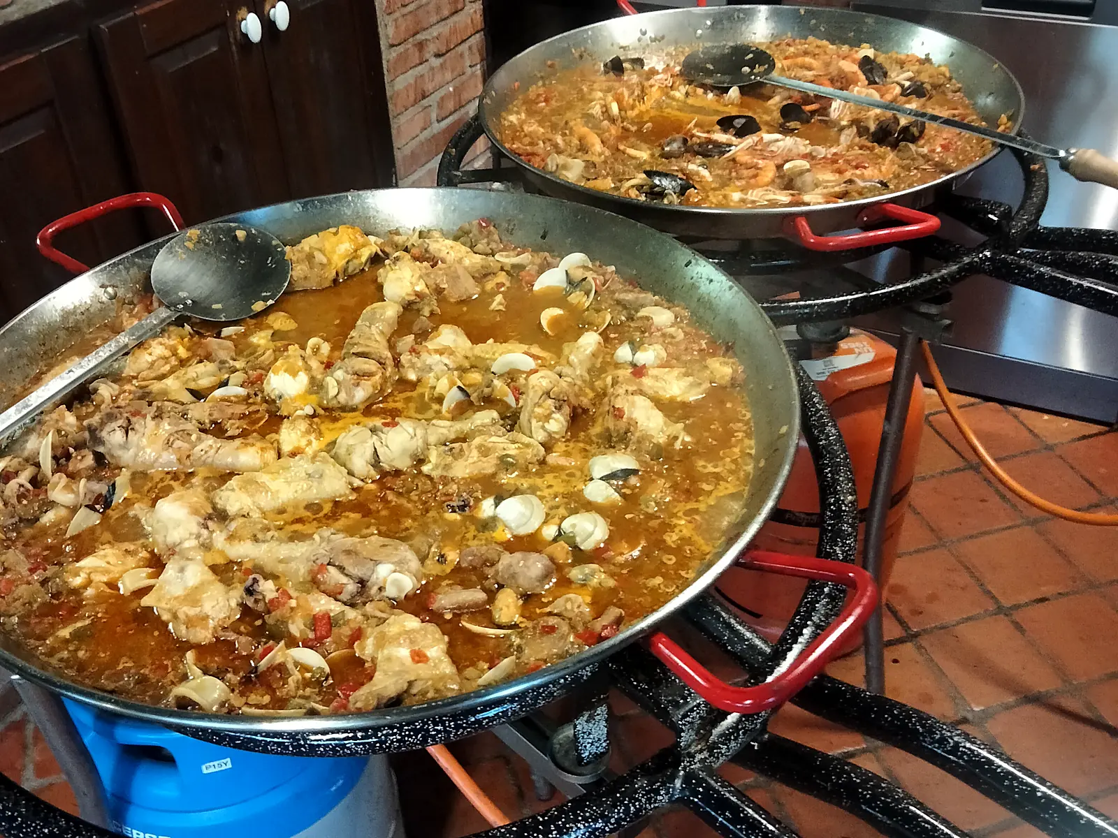 Paellas cocinándose a gas en un evento en la provincia de Girona
