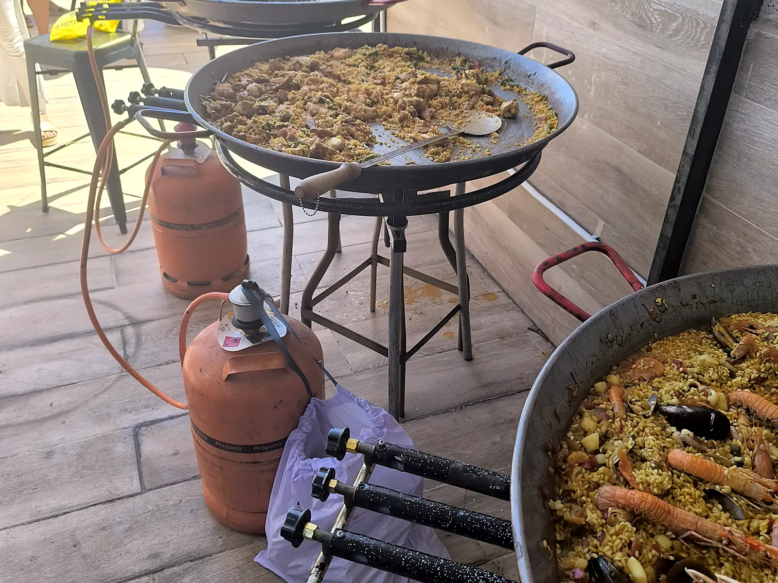 Paellas a gas en la terraza de un evento en Barcelona