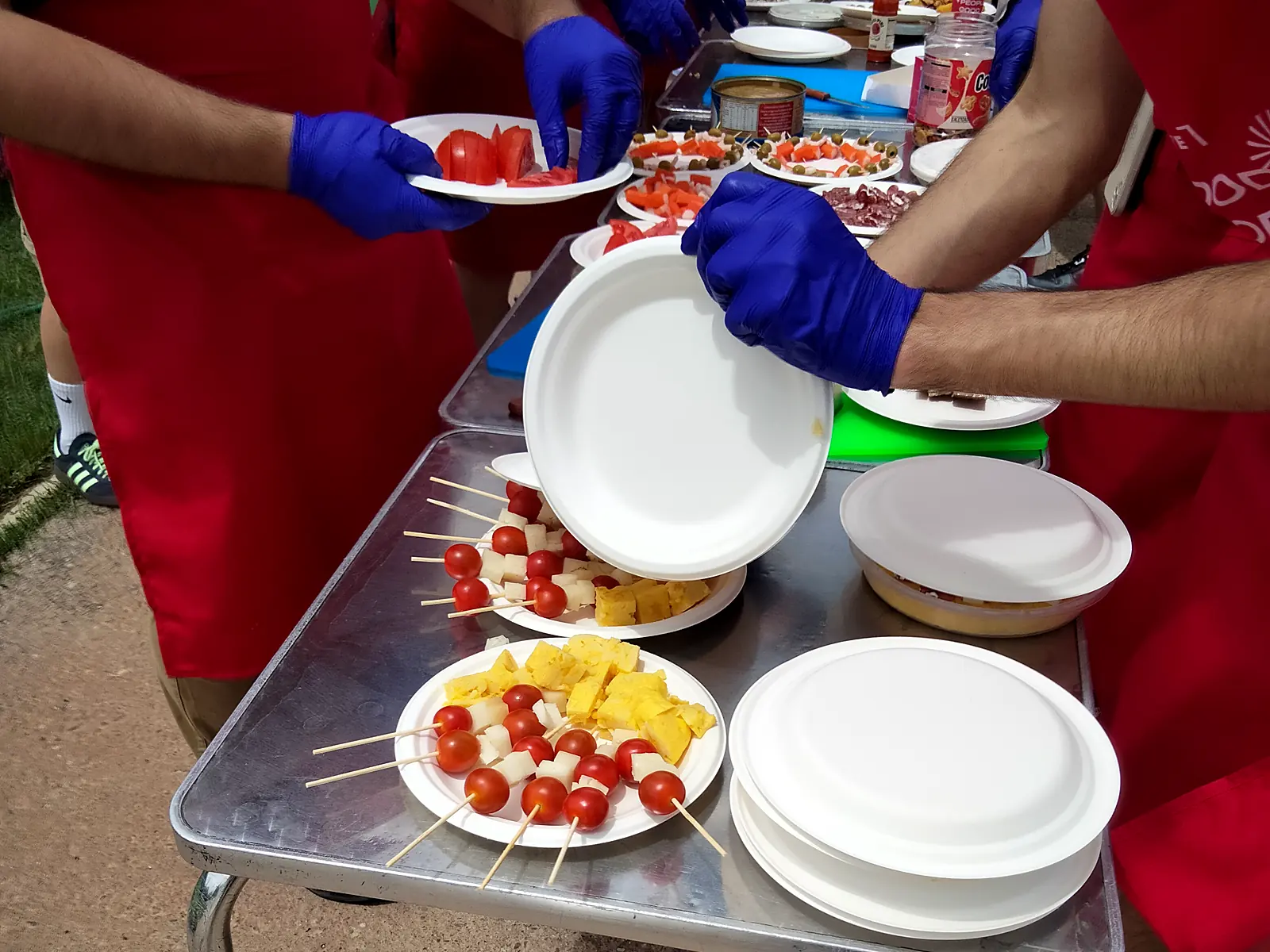 Participantes montando sus tapas frías en el concurso de un team building de paellas