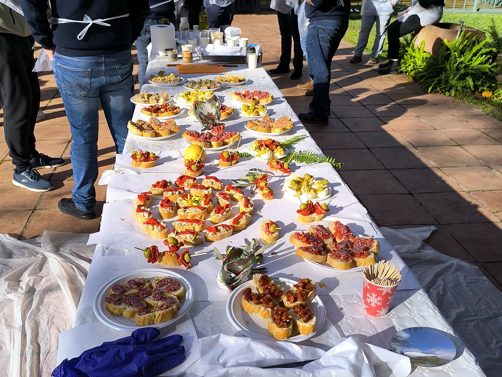 Mesa con las tapas frías de los equipos en un concurso de tapas y paellas