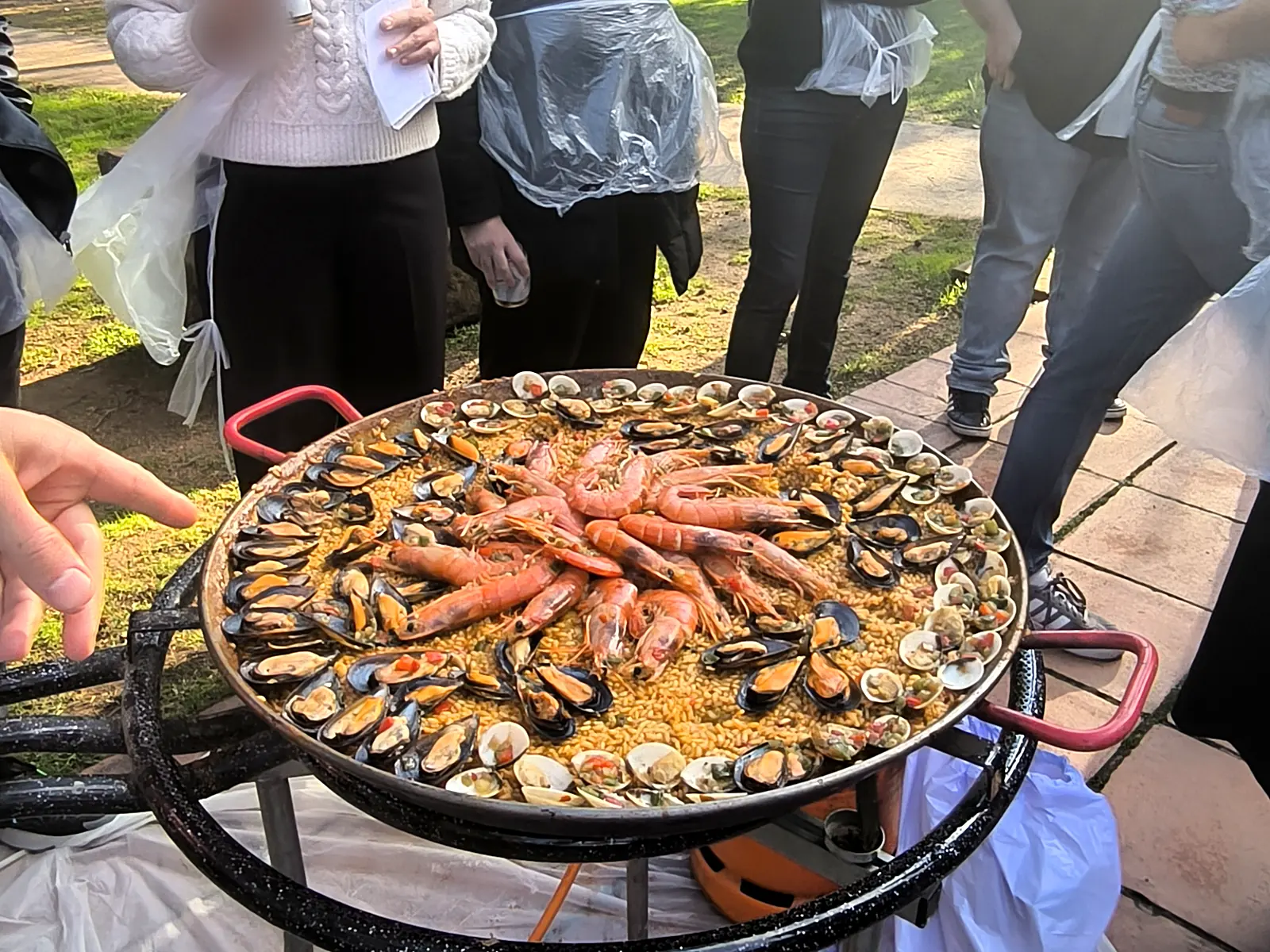 Paella de marisco recién terminada por un equipo en un team building