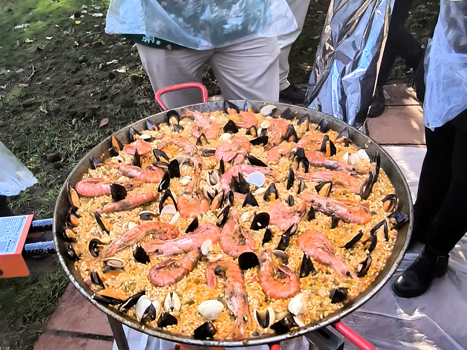 Paella de marisco cocinada por un equipo en un team building en la provincia de Barcelona