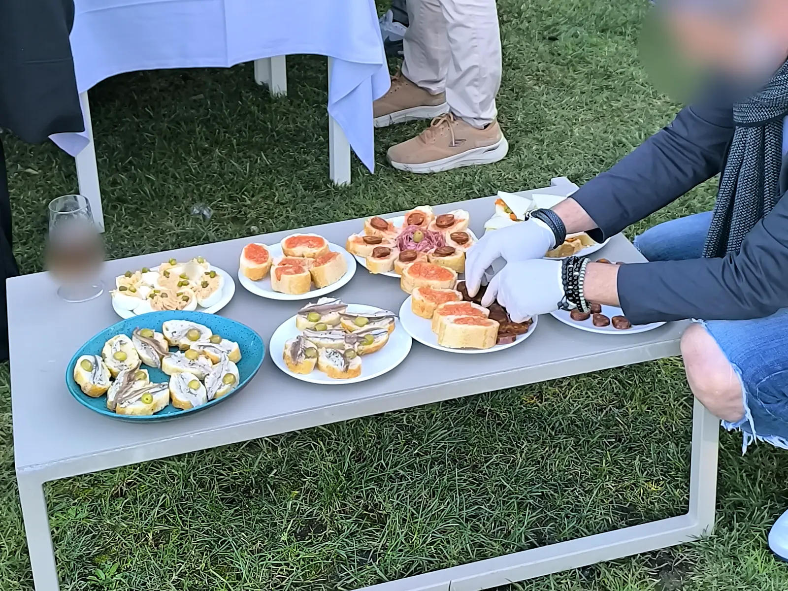 Participantes preparando tapas frías en un team building en la provincia de Barcelona