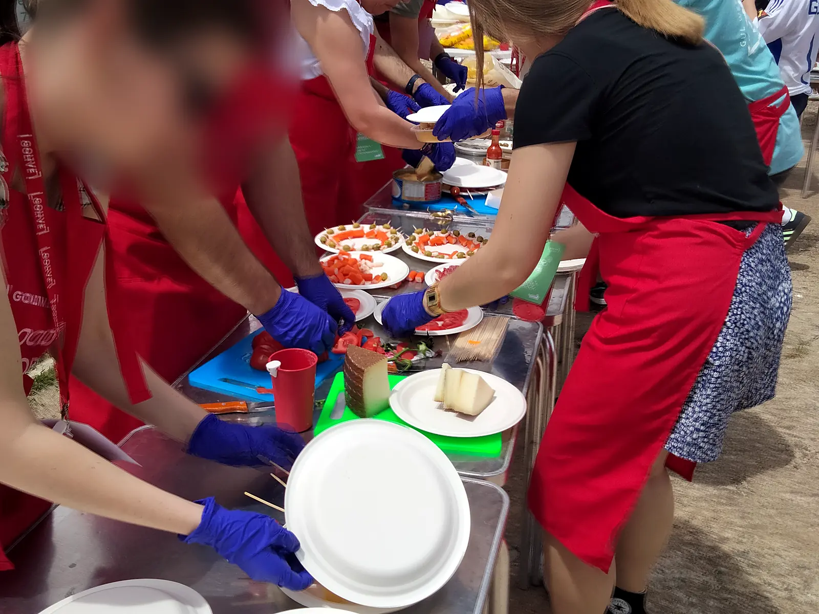 Equipos montando tapas frías en un team building de paellas en la provincia de Zaragoza